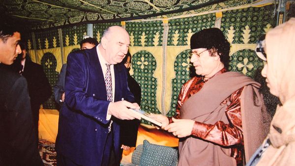 El doctor serbio Novak Vukoje y el expresidente libio Muamar Gadafi El doctor serbio Novak Vukoje y el expresidente libio Muamar Gadafi - Sputnik Mundo