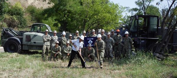 Militares estadounidenses posan para una foto antes de iniciar los trabajos de construcción en Ochákov, Ucrania, 25 de julio de 2017 - Sputnik Mundo