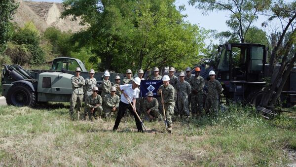 Militares estadounidenses posan para una foto antes de iniciar los trabajos de construcción en Ochákov, Ucrania, 25 de julio de 2017 - Sputnik Mundo