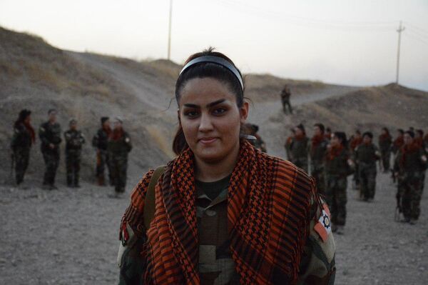 Una mujer kurda que lucha contra Daesh - Sputnik Mundo