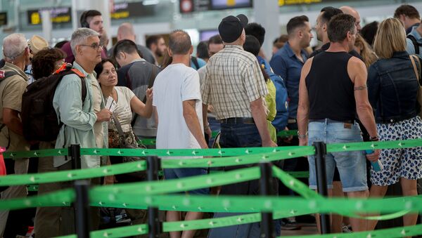 Pasajeros haciendo cola en el aeropuerto de Barcelona, España - Sputnik Mundo