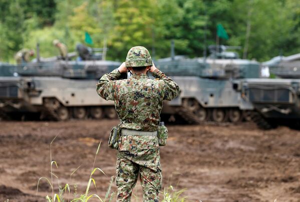 Un soldado de las Fuerzas de Autodefensa de Japón, durante las maniobras conjuntas con EEUU en Hokkaido - Sputnik Mundo