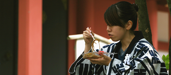 Una japonesa comiendo - Sputnik Mundo