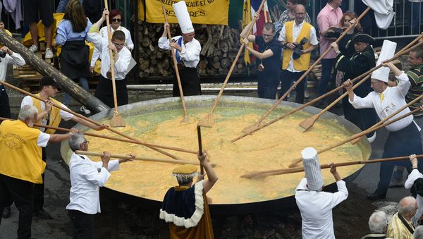 'Tortilla de la amistad' gigante en Bélgica 'Tortilla de la amistad' gigante en Bélgica - Sputnik Mundo