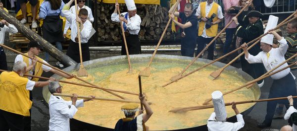 'Tortilla de la amistad' gigante en Bélgica 'Tortilla de la amistad' gigante en Bélgica - Sputnik Mundo