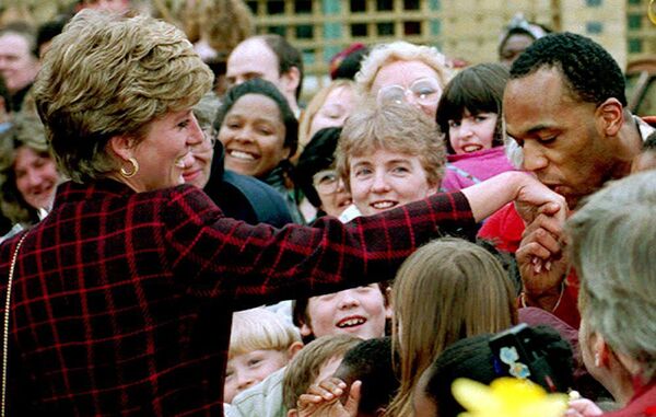 La princesa Diana, durante un paseo por el distrito de Southwark, en Londres, en 1993 - Sputnik Mundo