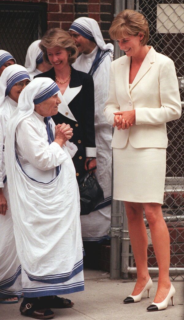 Teresa de Calcuta y la princesa Diana durante un encuentro en Nueva York, en 1997 - Sputnik Mundo