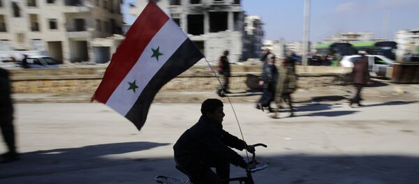 Un niño en bicicleta con la bandera de Siria (archivo) - Sputnik Mundo