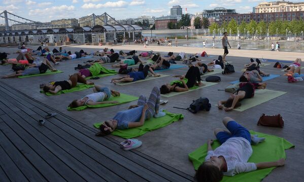 Aquí existen ya hoy zonas especiales para tomar el sol, galerías de arte al aire libre, así como se celebran todo tipo de actividades didácticas: clases de yoga, bailes y manualidades, entre otras. - Sputnik Mundo