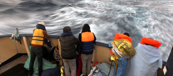 Refugiados en el barco Golfo Azzurro (archivo) - Sputnik Mundo
