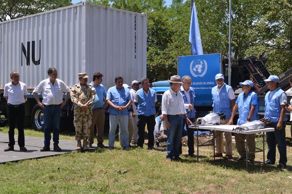 Extracción de contenedores de armas de las FARC en Pondores, Guajira - Sputnik Mundo