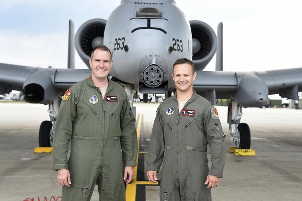 Pilotos Shannon Vickers y Brett DeVries - Sputnik Mundo