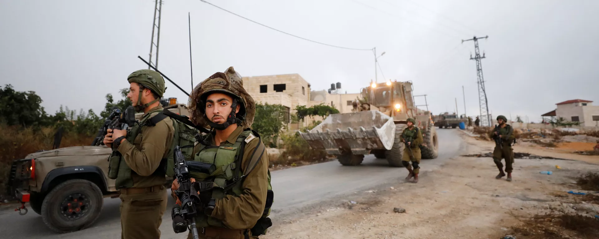 Soldados del Ejército israelí durante la demolición de la vivienda familiar de Omar Abed - Sputnik Mundo, 1920, 31.03.2022
