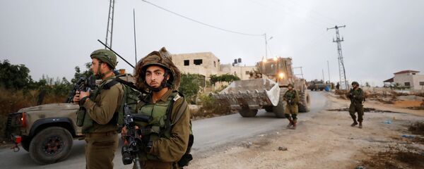 Soldados del Ejército israelí durante la demolición de la vivienda familiar de Omar Abed Soldados del Ejército israelí durante la demolición de la vivienda familiar de Omar Abed - Sputnik Mundo