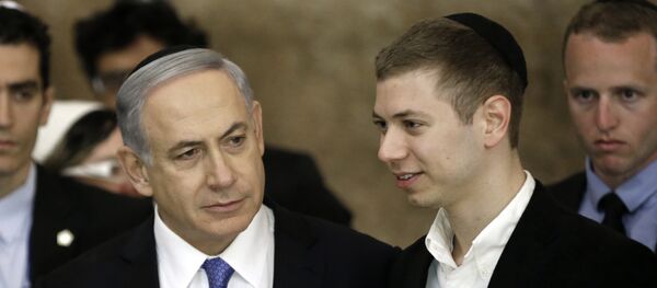 Primer ministro de Israel, Benjamín Netanyahu, con su hijo, Yair Netanyahu - Sputnik Mundo