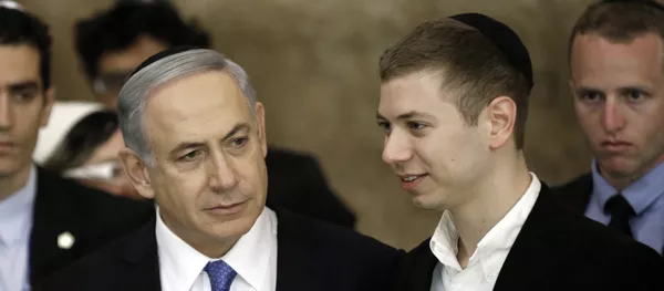 Primer ministro de Israel, Benjamín Netanyahu, con su hijo, Yair Netanyahu - Sputnik Mundo
