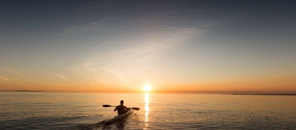 Hombre en una canoa (imagen referencial) - Sputnik Mundo