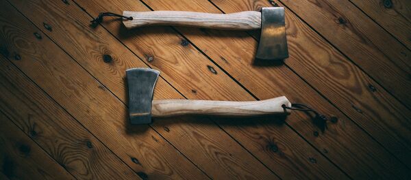 Unas hachas en la madera, imagen ilustrativa - Sputnik Mundo