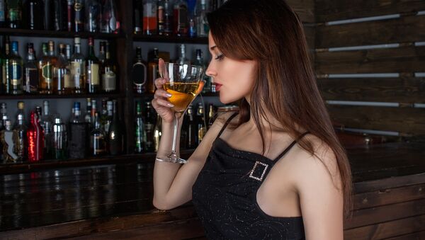 Una chica con una copa - Sputnik Mundo