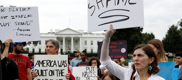 Protestas enfrente de la Casa Blanca tras enfrentamientos en Charlottesville - Sputnik Mundo