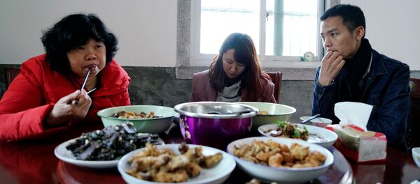 Zhao Yuqing cena con su cliente Wang Quanming y su madre - Sputnik Mundo