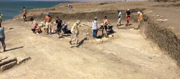 Arqueólogos se ponen a excavar una tumba de piedra - Sputnik Mundo