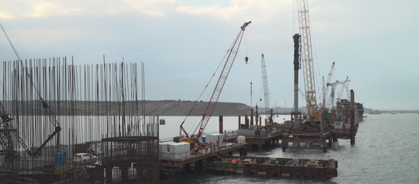 Los progresos de la obra del siglo: el puente de Crimea echa raíces - Sputnik Mundo