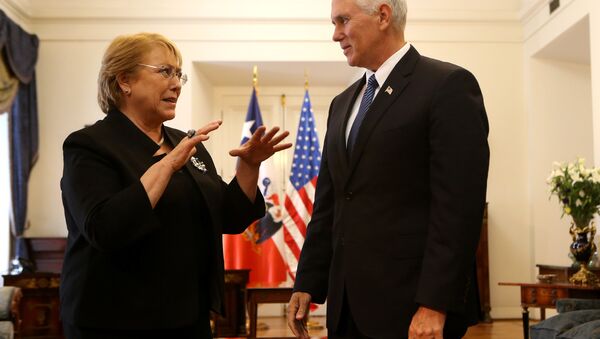 La presidenta de Chile, Michelle Bachelet, y el vicepresidente de los EEUU, Mike Pence La presidenta de Chile, Michelle Bachelet, y el vicepresidente de los EEUU, Mike Pence - Sputnik Mundo