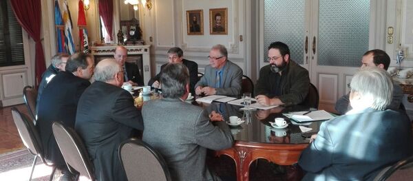 La reunión entre el ministro de Defensa de Uruguay, Jorge Menéndez, y los distintos partidos políticos del país sobre el destino de la escultura del águila del acorazado alemán Graf Spee - Sputnik Mundo