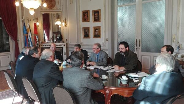 La reunión entre el ministro de Defensa de Uruguay, Jorge Menéndez, y los distintos partidos políticos del país sobre el destino de la escultura del águila del acorazado alemán Graf Spee - Sputnik Mundo