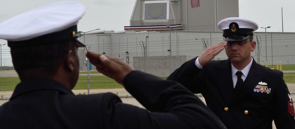 US Army servicemen salute during the inauguration ceremony of the Aegis Ashore Romania facility at the Deveselu military base on May 12, 2016. - Sputnik Mundo