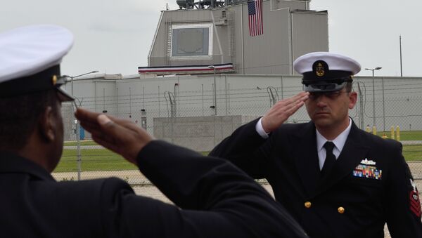 US Army servicemen salute during the inauguration ceremony of the Aegis Ashore Romania facility at the Deveselu military base on May 12, 2016. - Sputnik Mundo