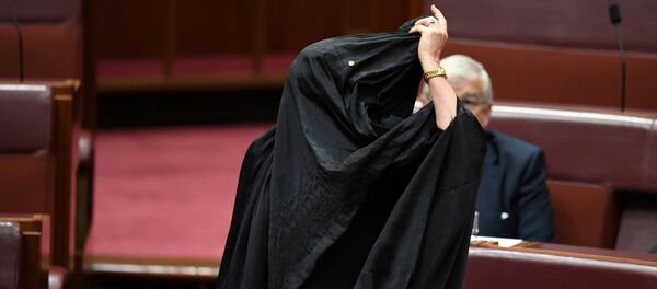 Pauline Hanson se quita un burka en el Parlamento de Canberra - Sputnik Mundo