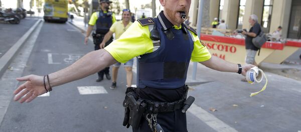Un policía en Barcelona tras el atropello Un policía en Barcelona tras el atropello - Sputnik Mundo