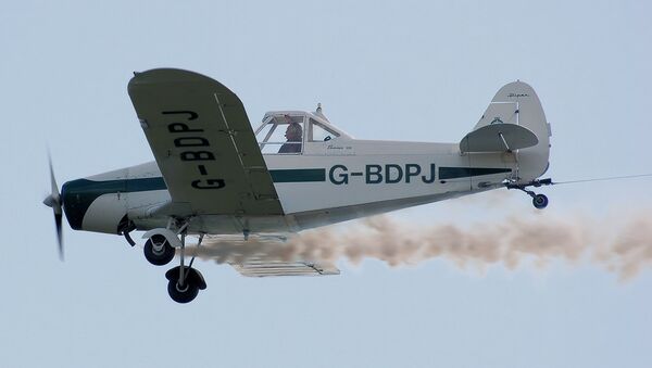 Un aeroaplicador PA-25 en vuelo (imagen referencial) - Sputnik Mundo