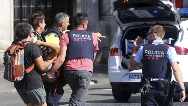 La ayuda a la persona herida tras el atropello en Barcelona La ayuda a la persona herida tras el atropello en Barcelona - Sputnik Mundo