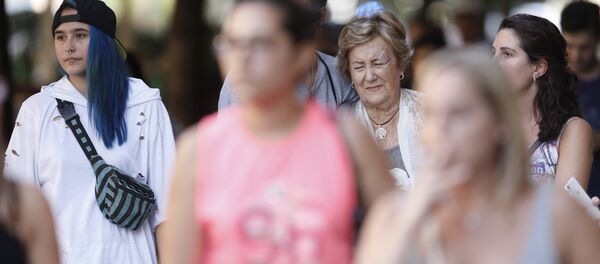La gente abandona el lugar del atentado en Barcelona - Sputnik Mundo