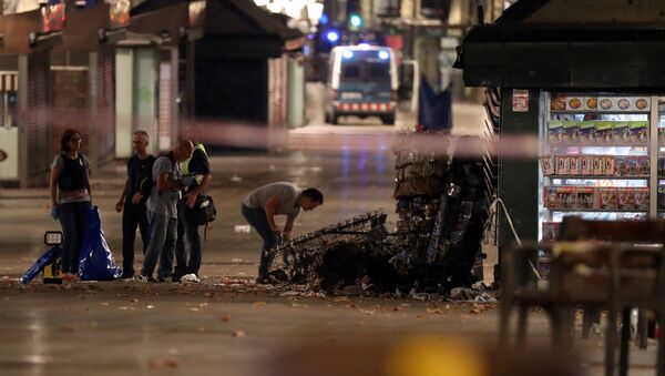 Forensic police officers search for clues near the area where a van crashed into pedestrians at Las Ramblas in Barcelona, Spain - Sputnik Mundo