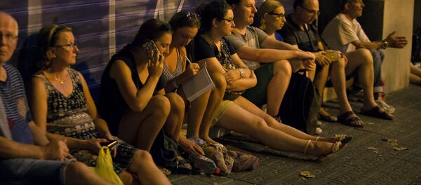 La gente en Las Ramblas en Barcelona tras el atentado - Sputnik Mundo