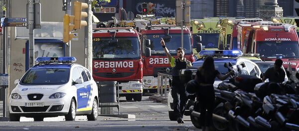 A police officer gestures as he blocks a street in Barcelona, Spain, Thursday, Aug. 17, 2017. - Sputnik Mundo