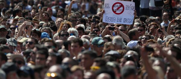 La gente durante el minuto de silencio tras el atentado en Barcelona - Sputnik Mundo