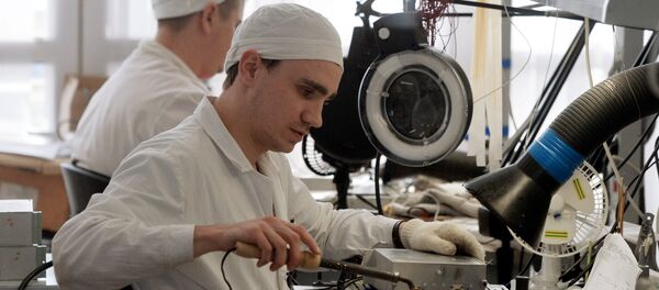 Un empleado de una fábrica mecánica de la ciudad rusa de Kazán - Sputnik Mundo