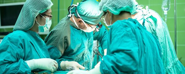 Médicos realizan una cirugía (archivo) - Sputnik Mundo