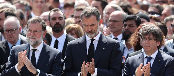 El presidente del Gobierno, Mariano Rajoy, el rey de España, Felipe VI y presidente del Gobierno catalán, Carles Puigdemont - Sputnik Mundo