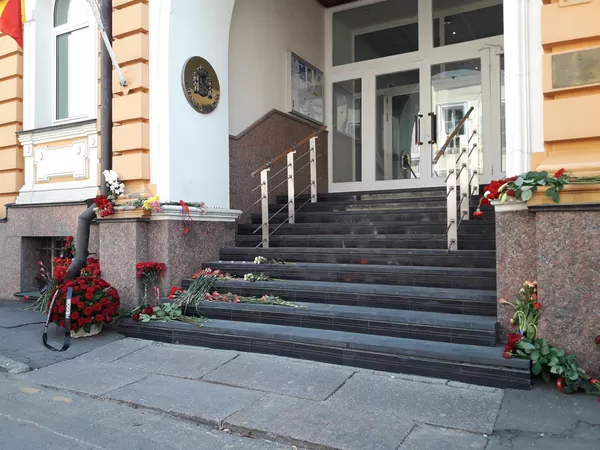 La entrada a la embajada de España en Moscú La entrada a la embajada de España en Moscú - Sputnik Mundo