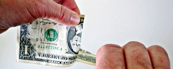 Dólar rasgado (imagen referencial) - Sputnik Mundo