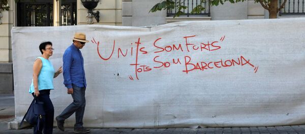 Una pintada en Barcelona que dice 'Unidos somos fuertes, todos somos Barcelona' - Sputnik Mundo