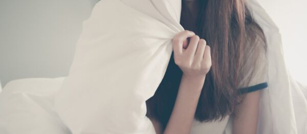 Una triste persona en la cama - Sputnik Mundo