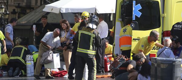Injured people are treated in Barcelona, Spain, Thursday, Aug. 17, 2017 after a white van jumped the sidewalk in the historic Las Ramblas district, crashing into a summer crowd of residents and tourists and injuring several people, police said. - Sputnik Mundo