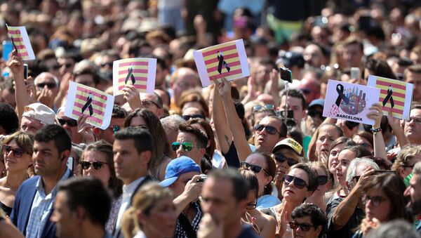 La gente con posters durante el minuto de silencio - Sputnik Mundo